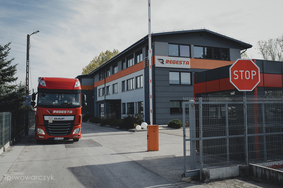 Różnice między transportem, a spedycją