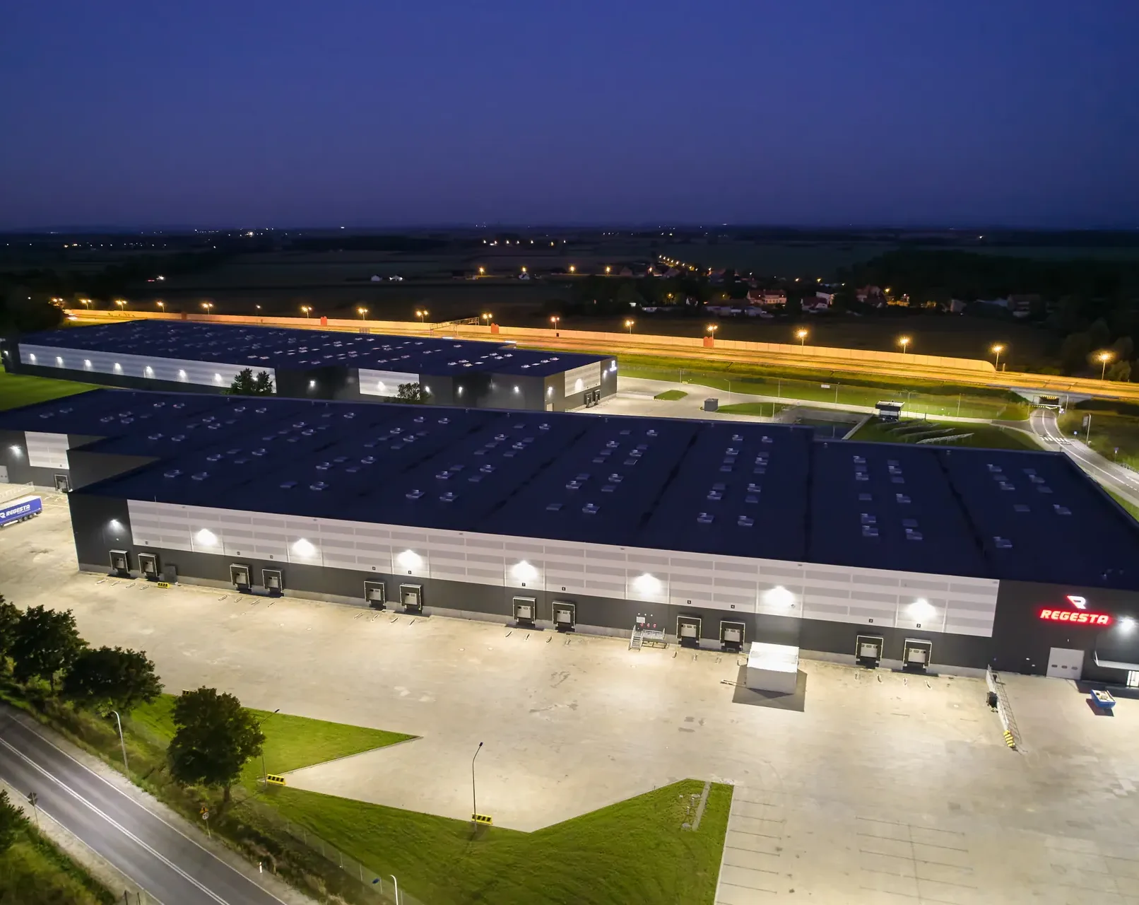 Centrum logistyczne Regesta nocą z lotu ptaka
