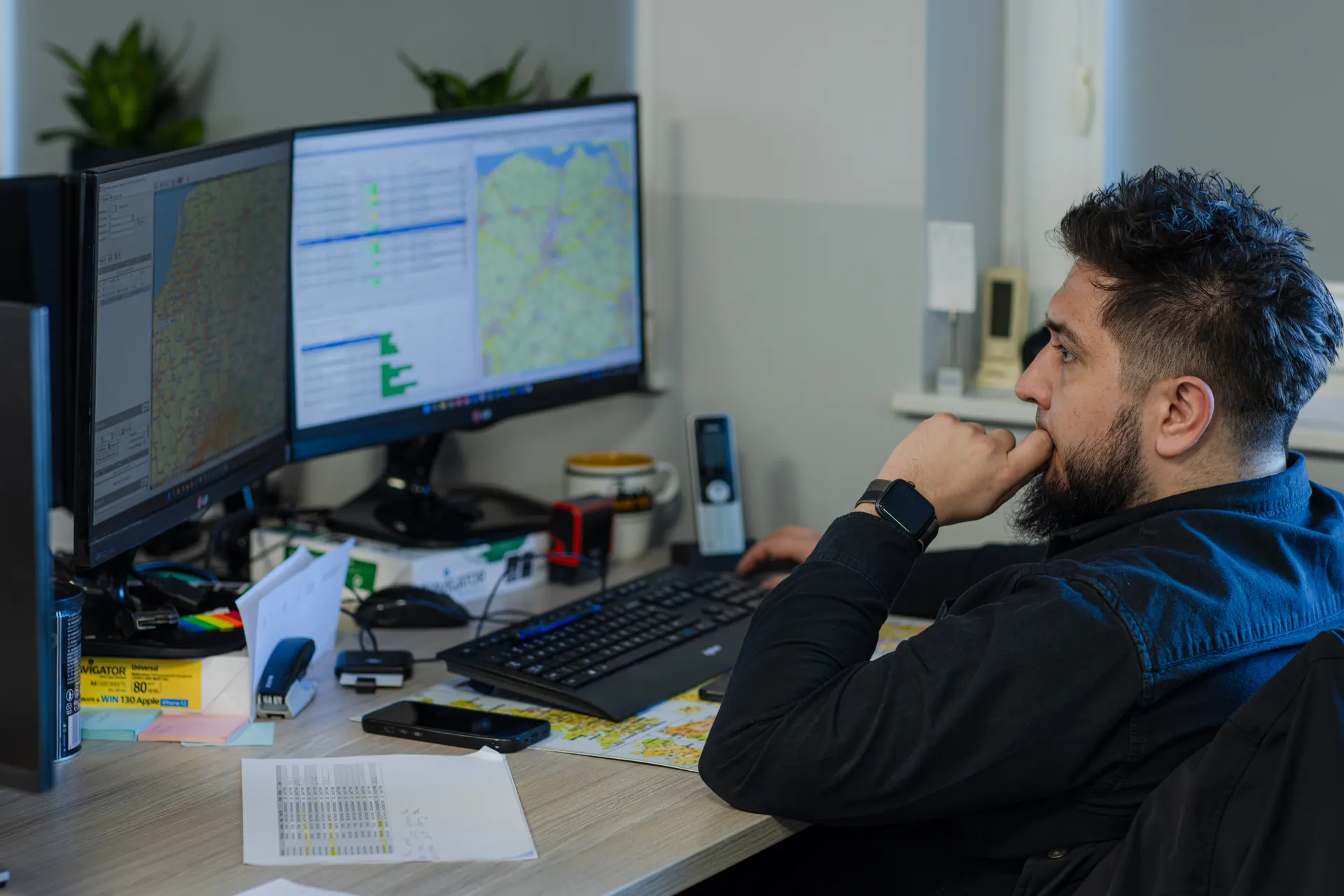 Spedytor Regesta przy monitorach z mapą i zleceniami