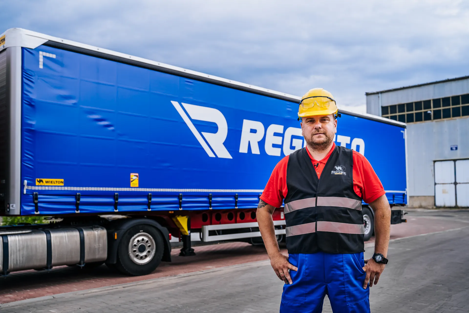 Pracownik Regesta przy ciężarówce