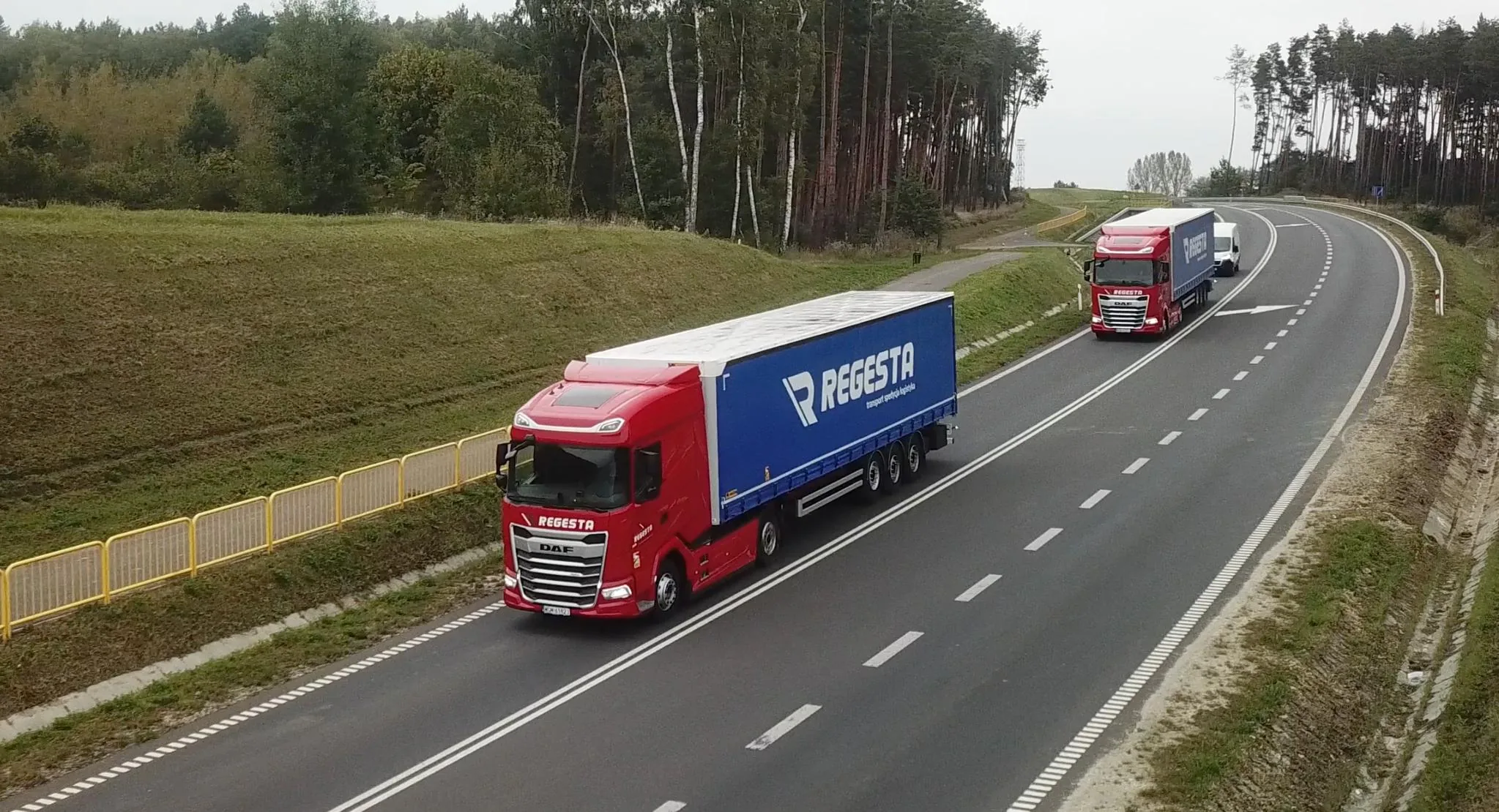 Ciężarówka Regesta na drodze wśród zieleni