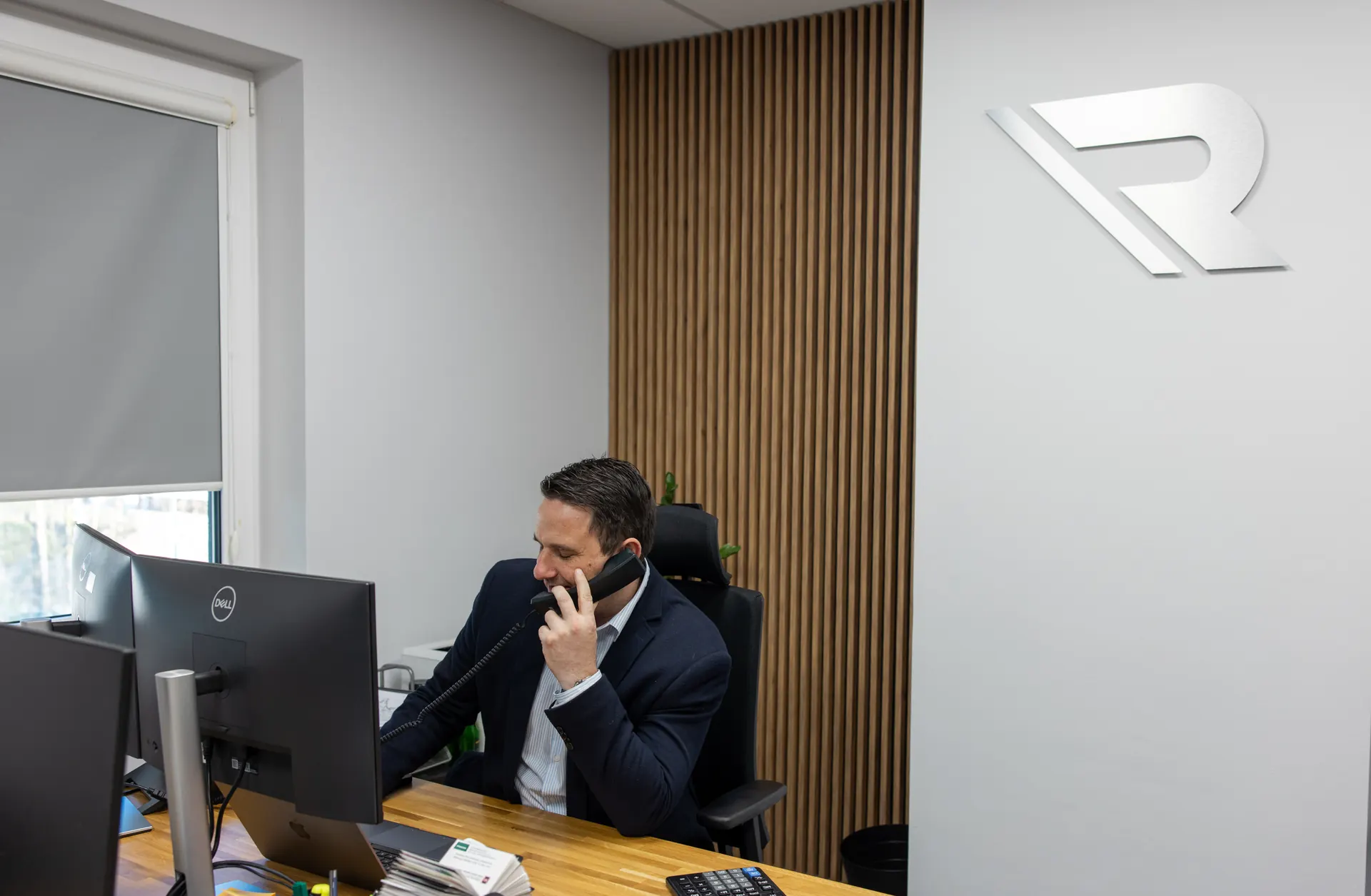 Pracownik Regesta w rozmowie telefonicznej w biurze